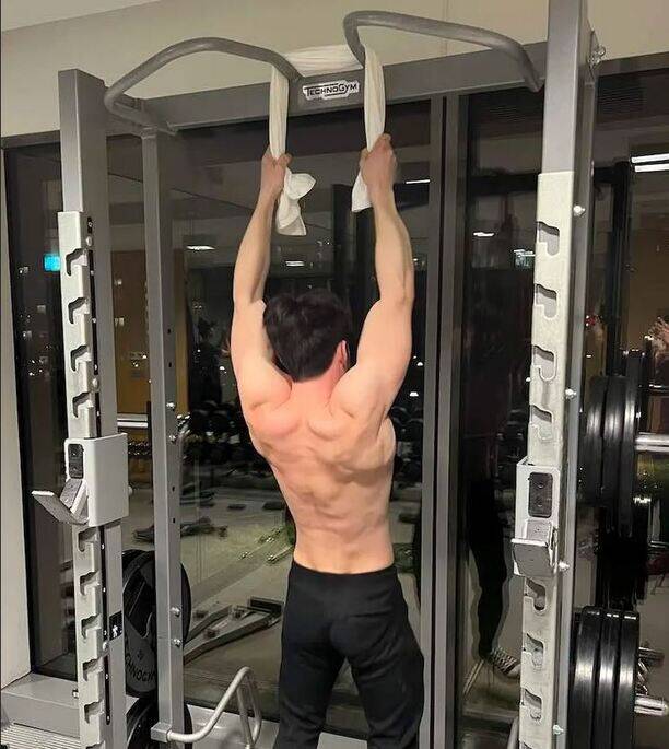 towel pull-ups exercise for strong grip