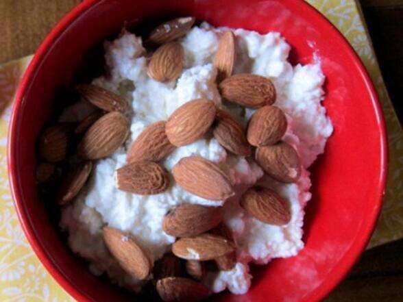 pre-sleep nutrition - cottage cheese and almonds