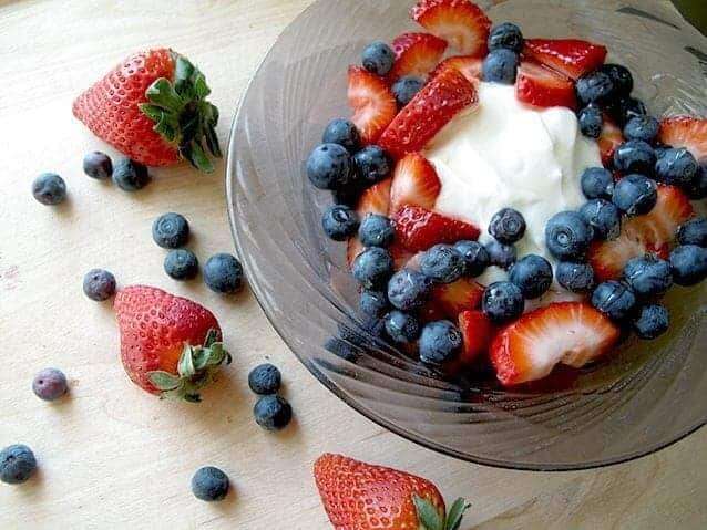pre-sleep nutrition - greek yogurt with berries
