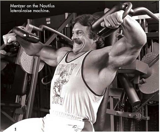Mike Mentzer usando máquina Nautilus en su sistema heavy duty de alta intensidad