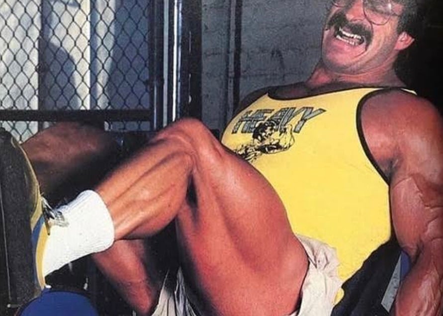 Prensa de piernas pesada realizada con técnica heavy duty y cadencia lenta